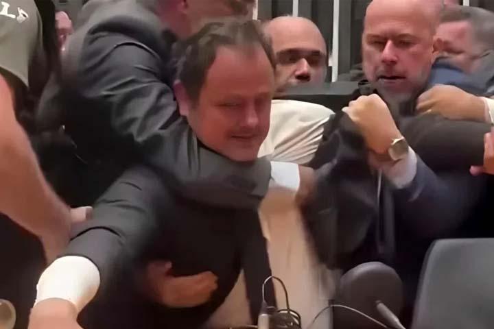 DITADURA NA CÂMARA: Protesto de deputado interrompido à força