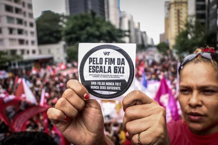 Entenda PEC que acaba com escala 6x1: mais tempo livre e mesmo salário