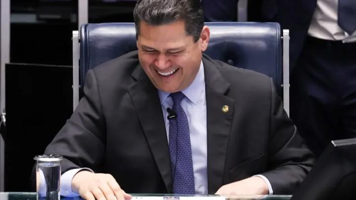 Urgente! Coordenador da campanha de Flávio Bolsonaro protocola PEC que reduz salários dos trabalhadores