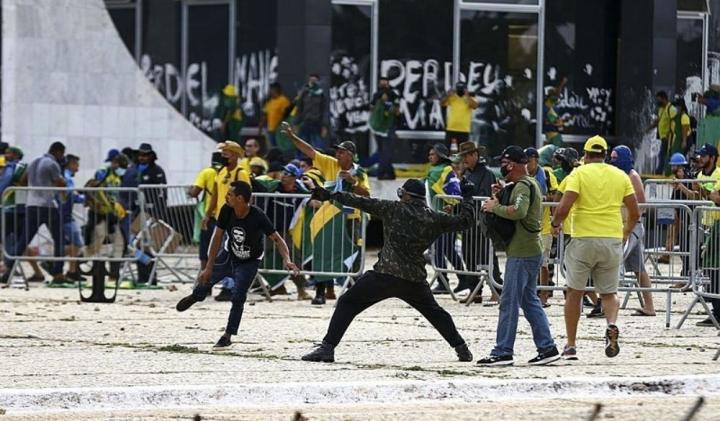 Ataques da extrema-direita para atrasar votação do fim da escala 6x1