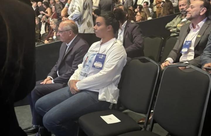 Diante da mãe de Ana Clara, em debate, Flávio volta a defender PM acusado de assassinar menina